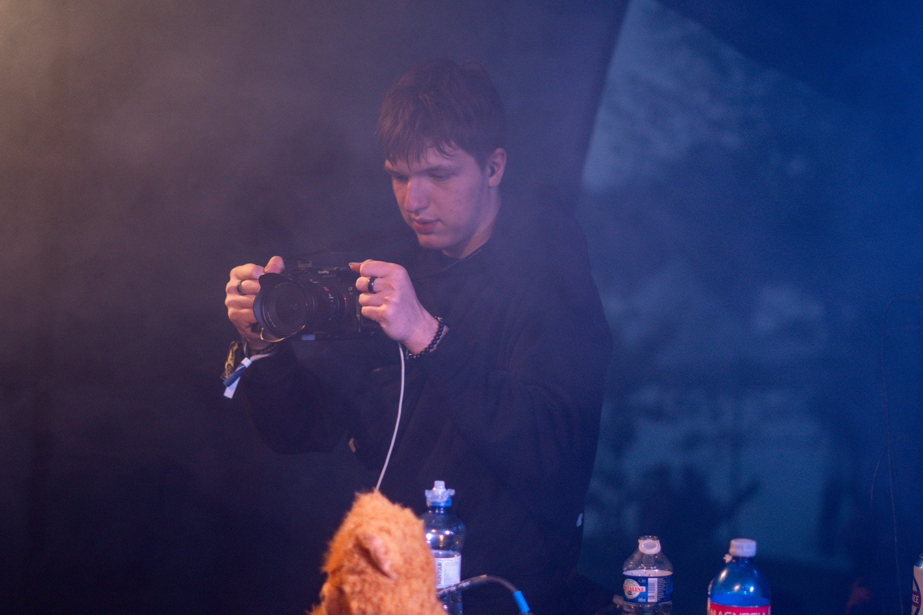 Marek Slivka shooting crouched at a live event